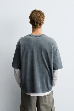 Футболка с эффектом потертости и принтом с текстом- Заказать в России