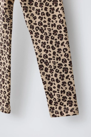 Легинсы в рубчик с принтом