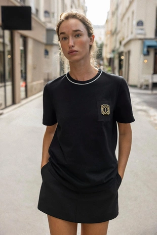 Футболка с брошью и отделкой- Заказать в России