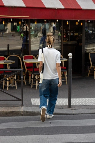 Футболка с брошью и отделкой