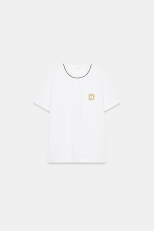 Футболка с брошью и отделкой- Заказать в России