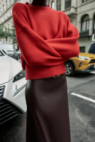 Однотонный свитер из мягкого трикотажа- Заказать в России