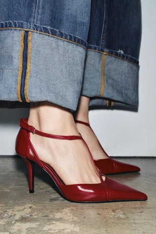 Кожаные туфли на каблуке с ремешками- Заказать в России