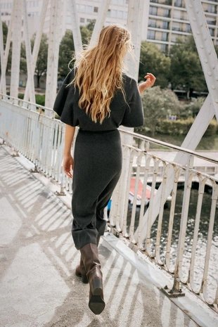 Трикотажное платье миди с поясом- Заказать в России