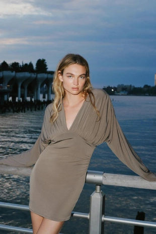 Короткое платье с объемными деталями- Заказать в России