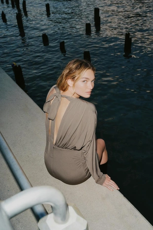 Короткое платье с объемными деталями- Заказать в России