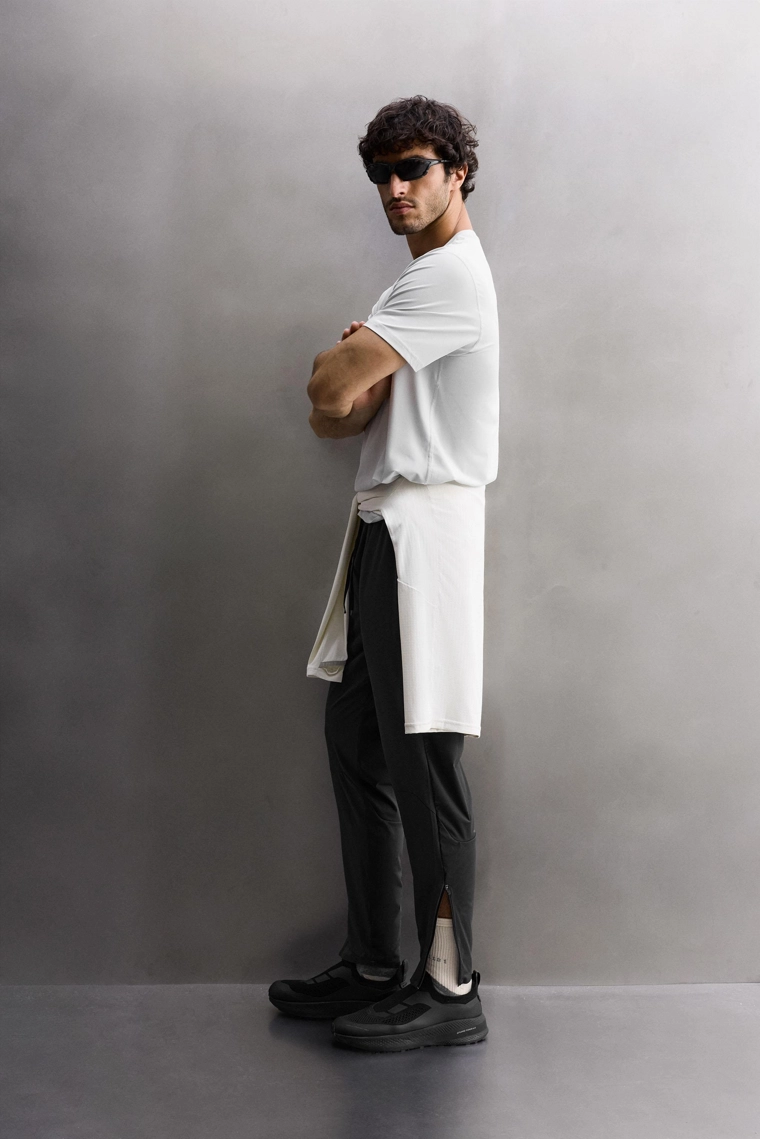 Спортивные брюки в техническом дизайне с цветовыми блоками