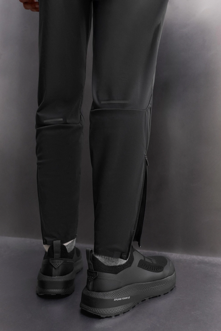 Спортивные брюки в техническом дизайне с цветовыми блоками