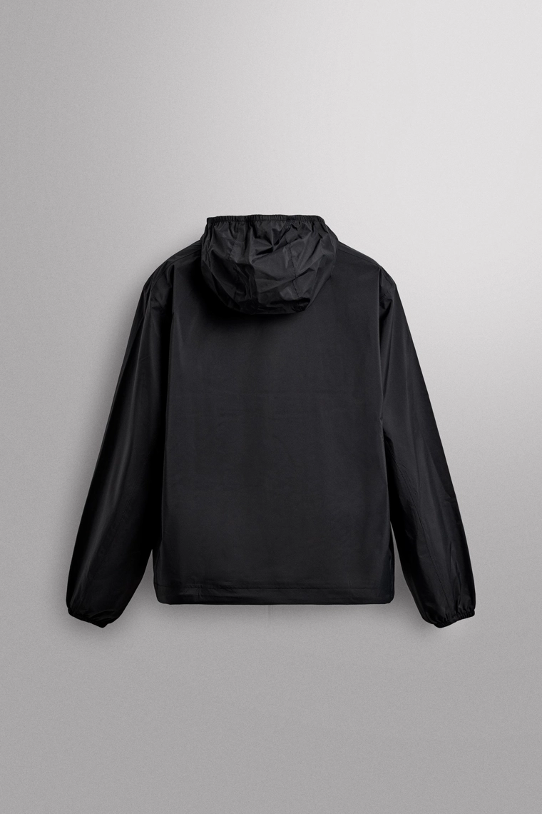 Ветровка с карманом-мешком