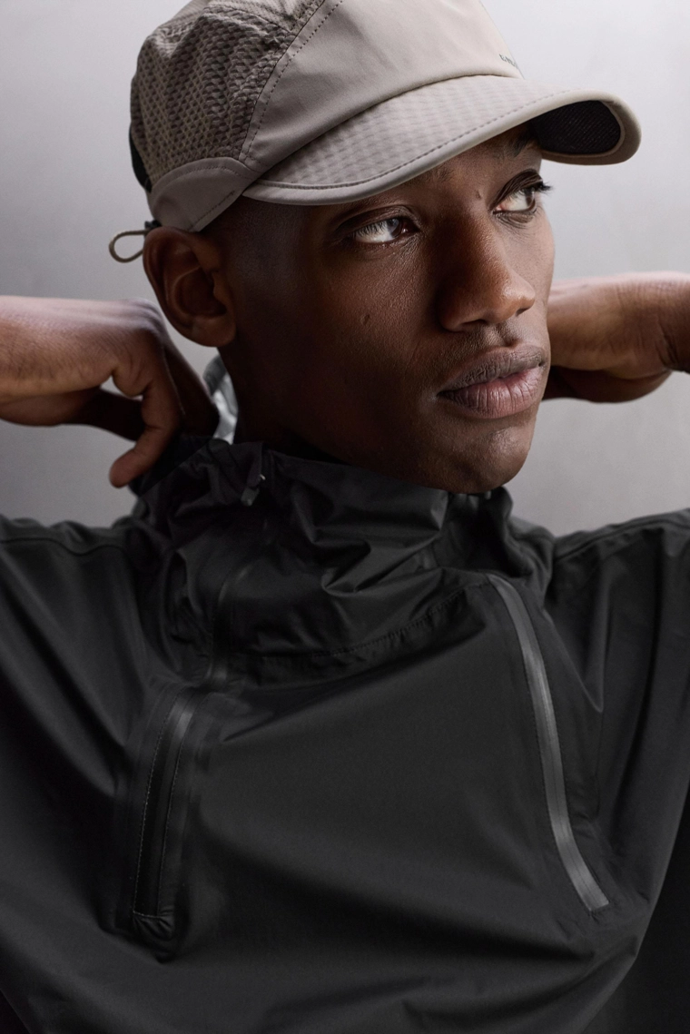 Ветровка с карманом-мешком