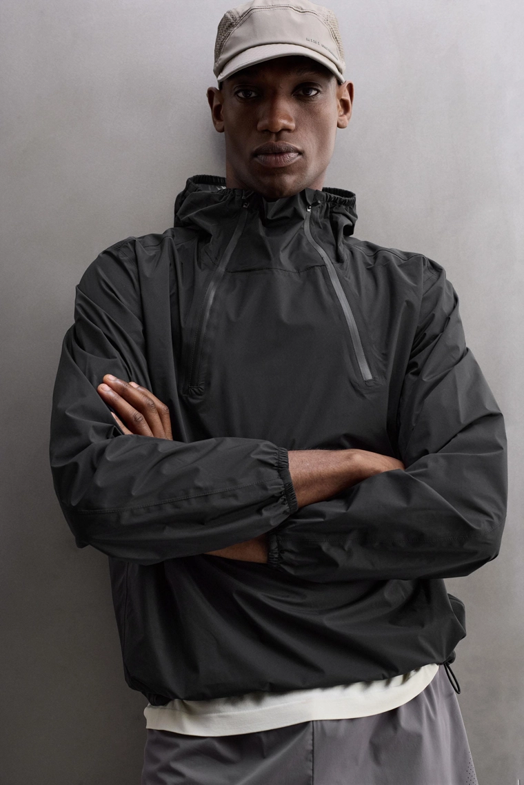 Ветровка с карманом-мешком