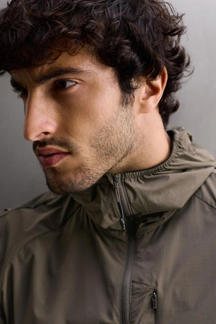 Легкая куртка COLOR BLOCK из высокотехнологичной ткани- Заказать в России