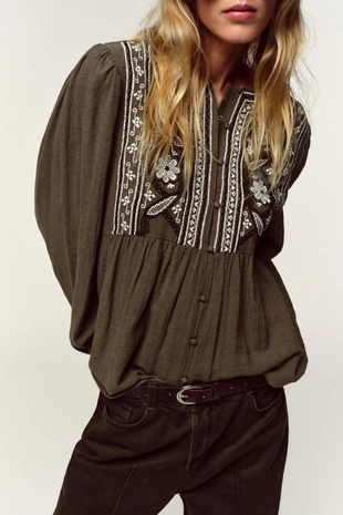 Блуза с вышивкой на груди- Заказать в России