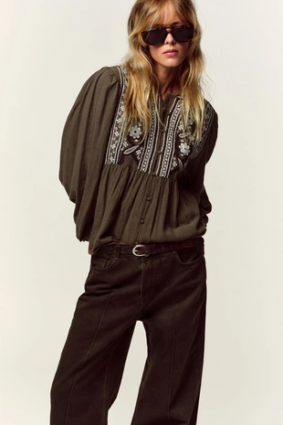 Блуза с вышивкой на груди- Заказать в России