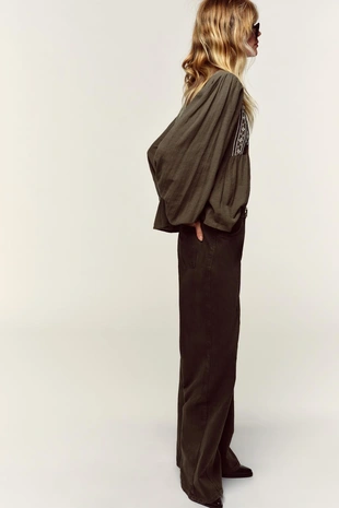 Блуза с вышивкой на груди- Заказать в России