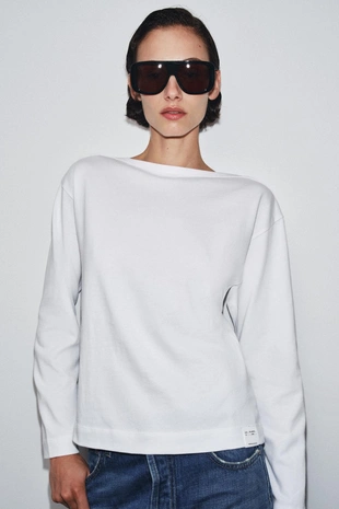 Футболка с вырезом лодочкой и этикеткой