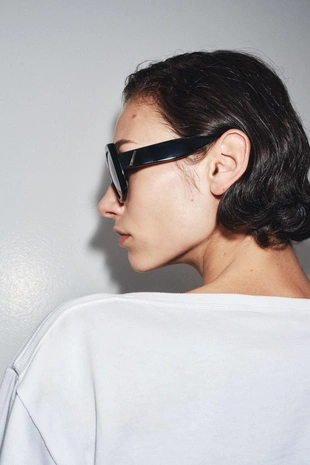 Футболка с вырезом лодочкой и этикеткой