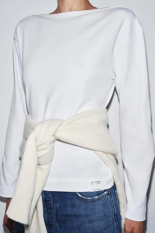 Футболка с вырезом лодочкой и этикеткой