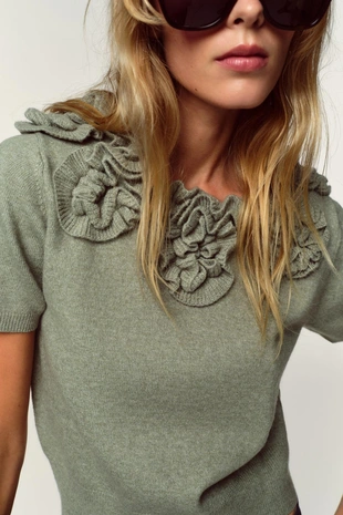 Трикотажный джемпер с цветами- Заказать в России