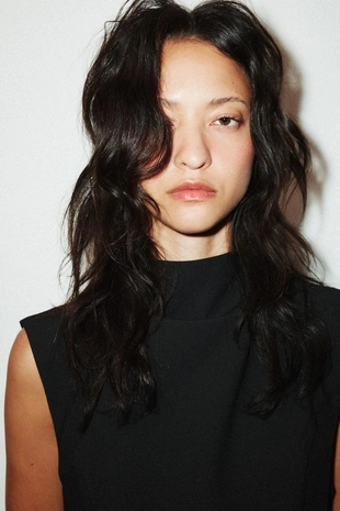 Короткое платье с завязками и декоративной строчкой