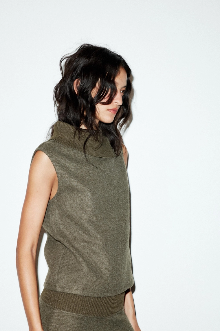 Топ с круглым вырезом