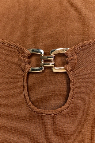 Трикотажный топ с декоративными вырезами и металлической отделкой- Заказать в России