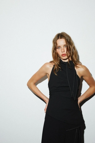 Топ с узлом и отделочной строчкой- Заказать в России