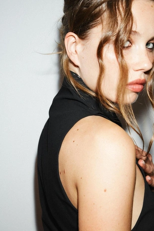 Топ с узлом и отделочной строчкой- Заказать в России