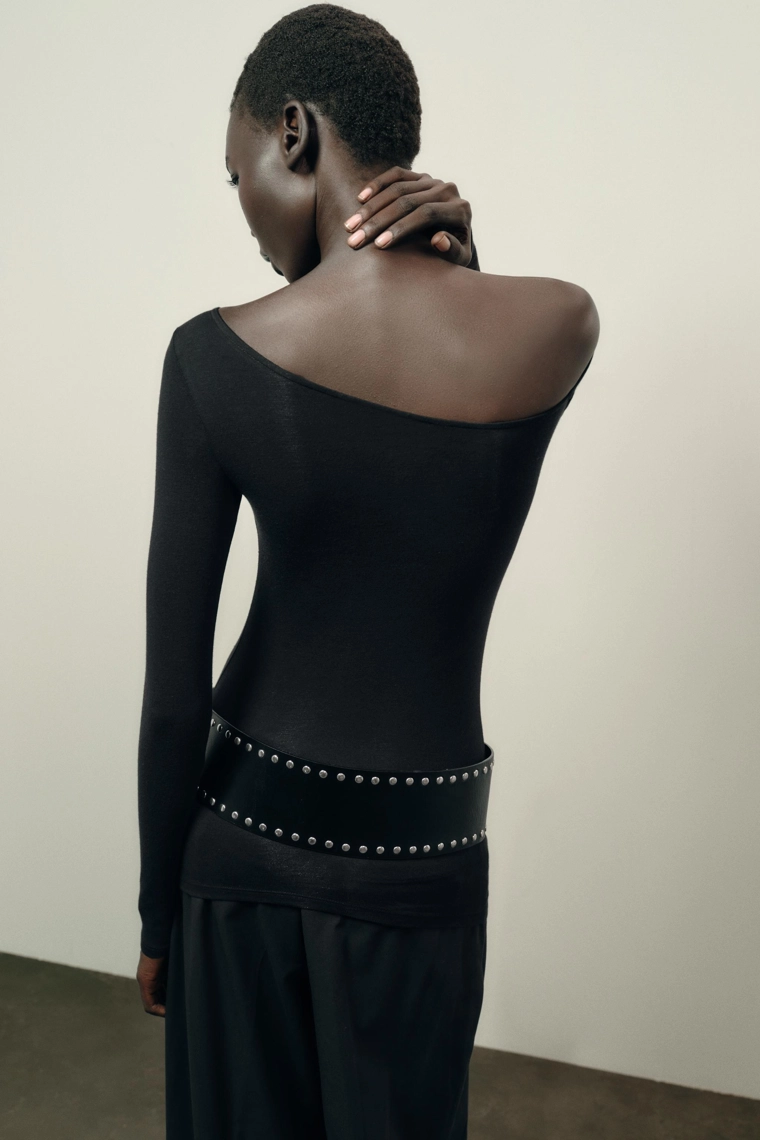 Топ с асимметричным вырезом