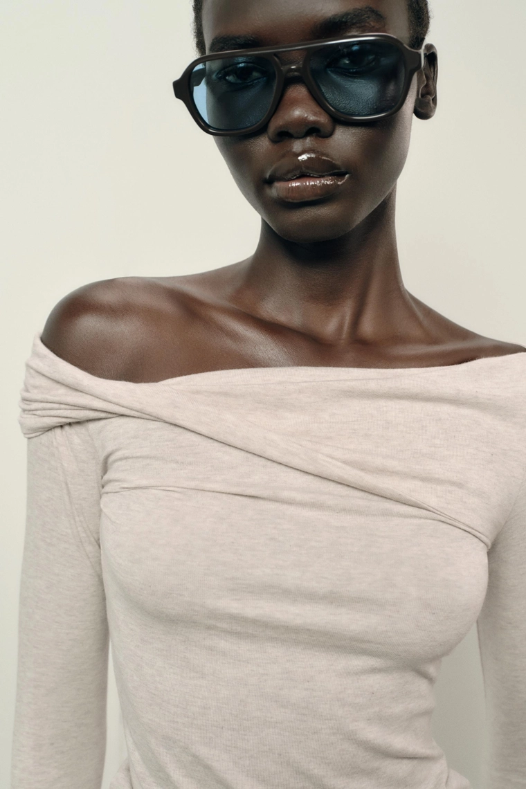 Топ с асимметричным вырезом