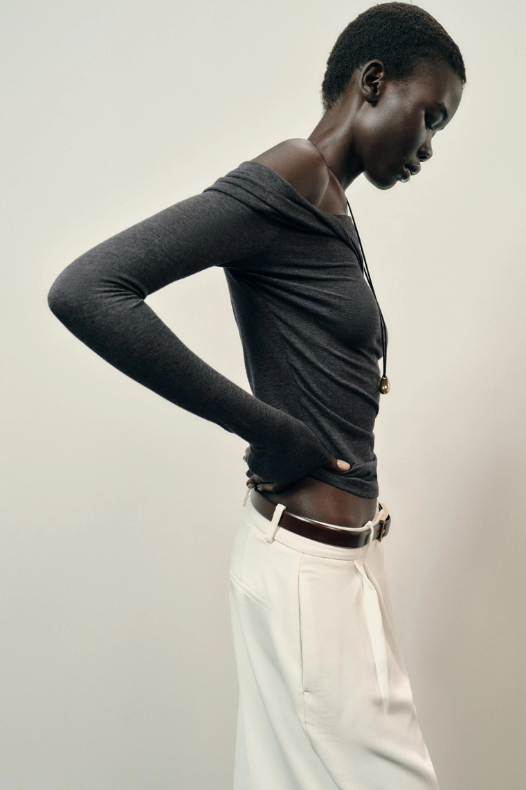 Водолазка с асимметричным вырезом