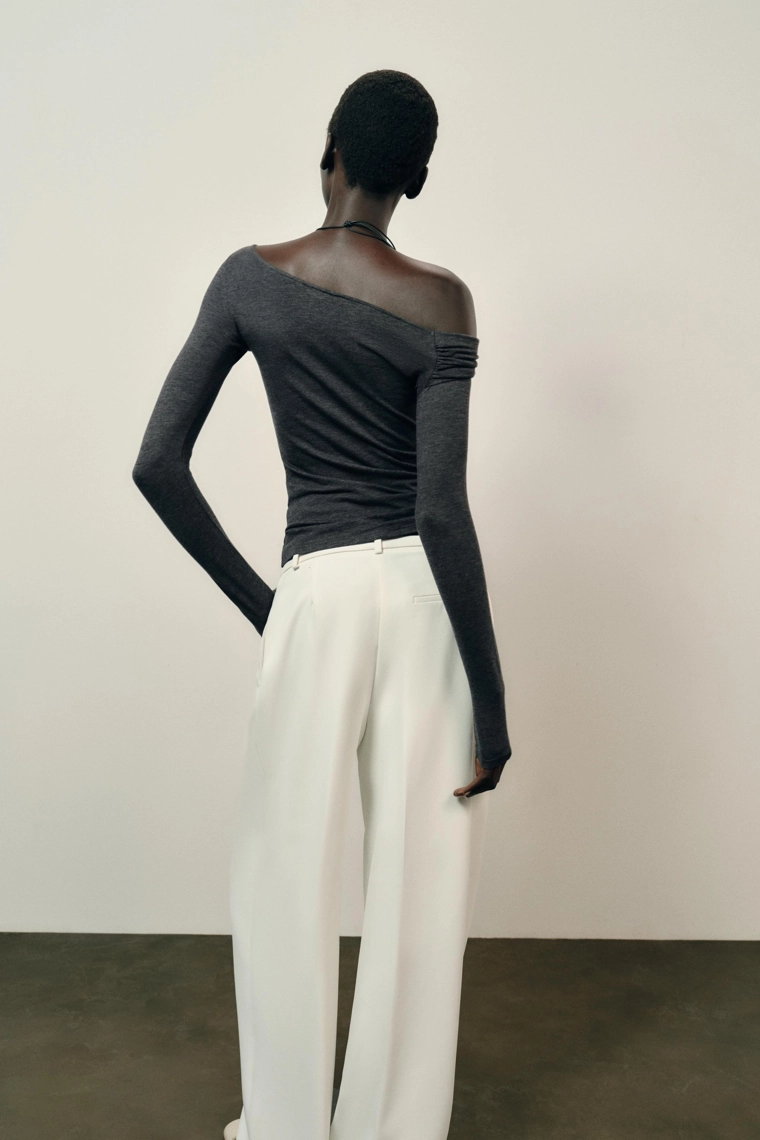 Водолазка с асимметричным вырезом