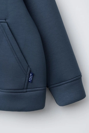 Худи из плотной синтетической ткани с нашивкой