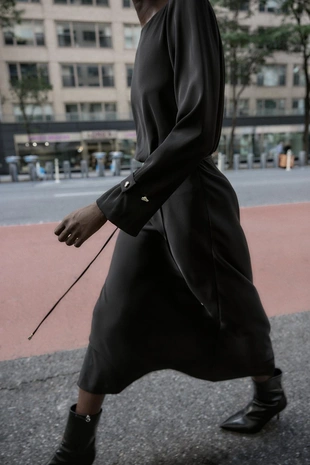 Платье миди из крепа с поясом- Заказать в России