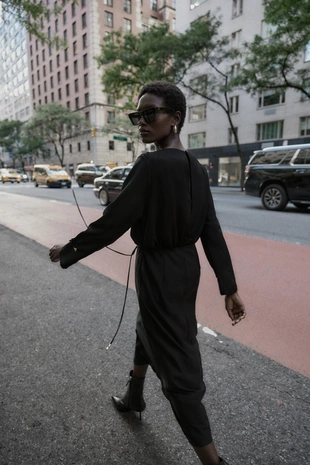 Платье миди из крепа с поясом- Заказать в России