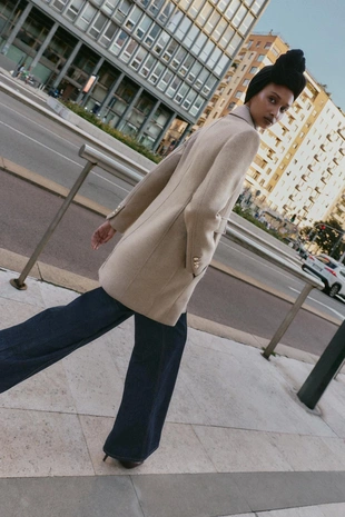 Короткое двубортное пальто с шерстью- Заказать в России