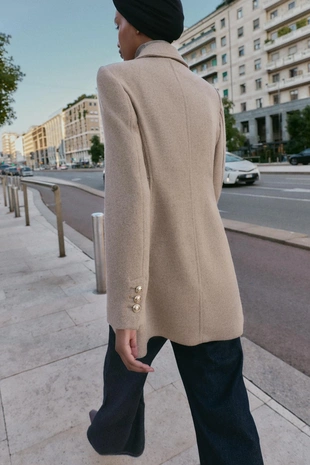 Короткое двубортное пальто с шерстью- Заказать в России