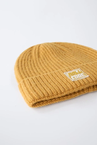 Трикотажная шапка с нашивкой- Заказать в России