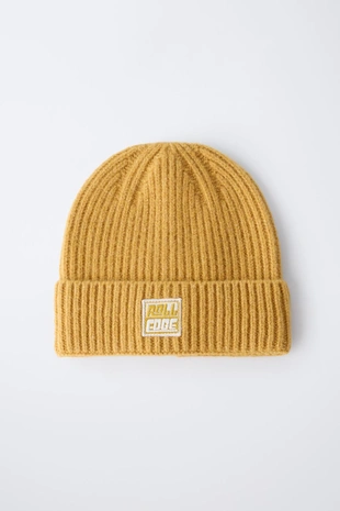 Трикотажная шапка с нашивкой- Заказать в России