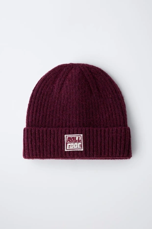 Трикотажная шапка с нашивкой