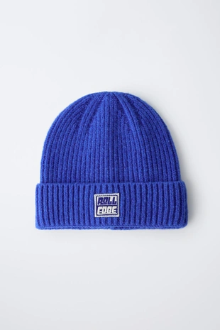 Трикотажная шапка с нашивкой