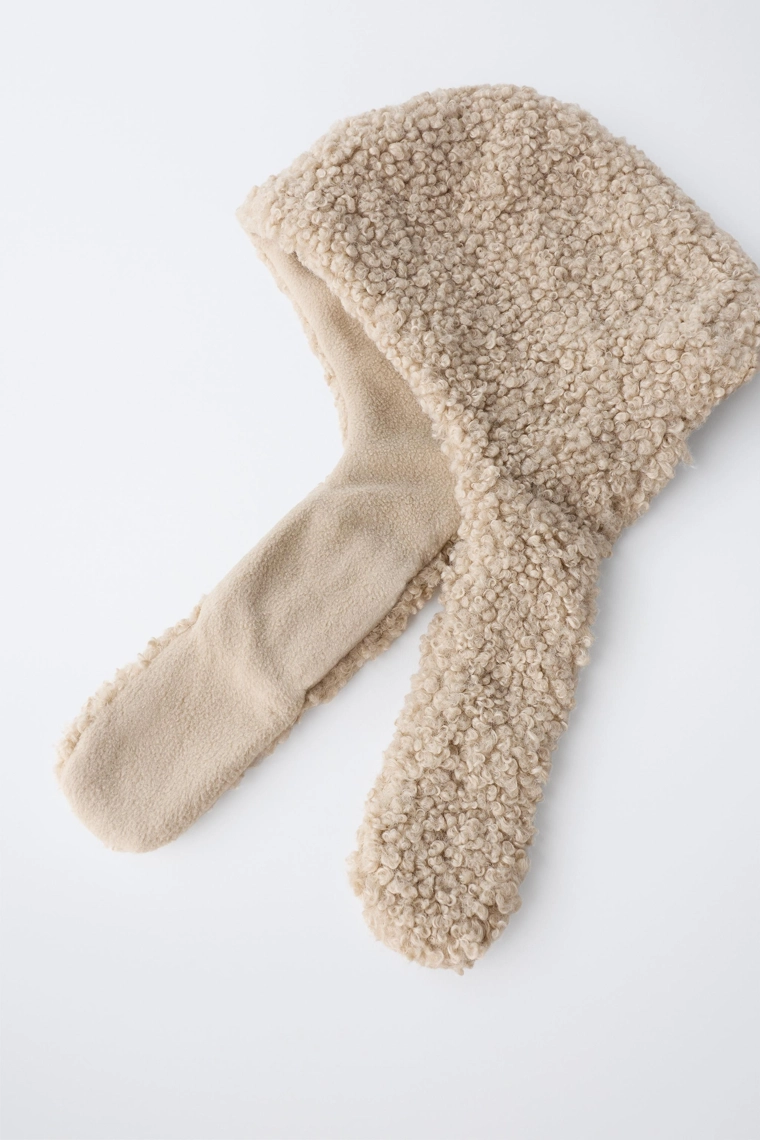 Шапка с отворотом из искусственного меха