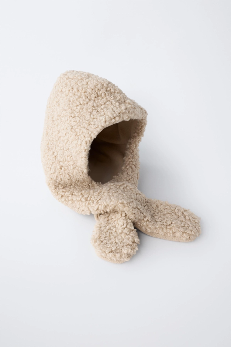 Шапка с отворотом из искусственного меха