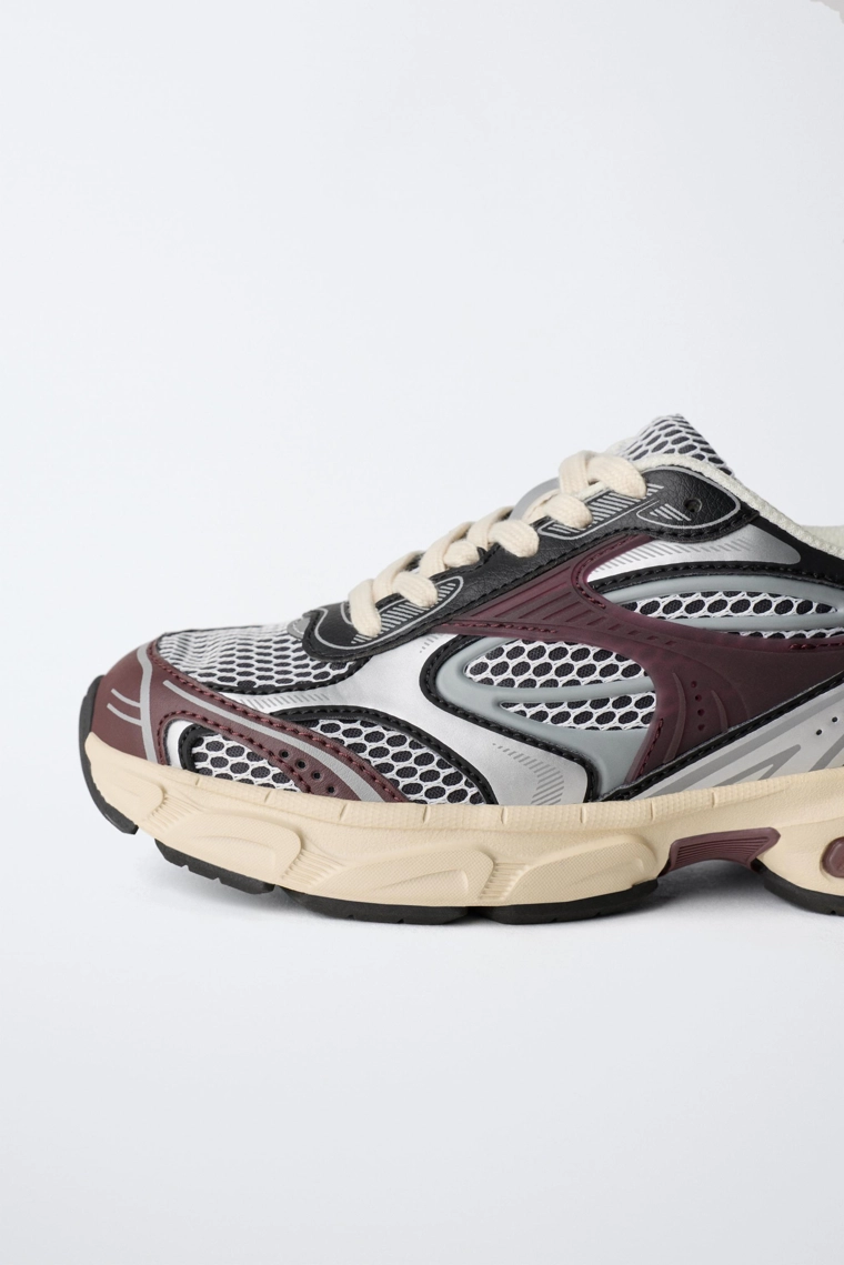 Спортивные кроссовки из сетчатого материала