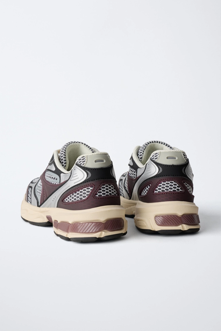 Спортивные кроссовки из сетчатого материала