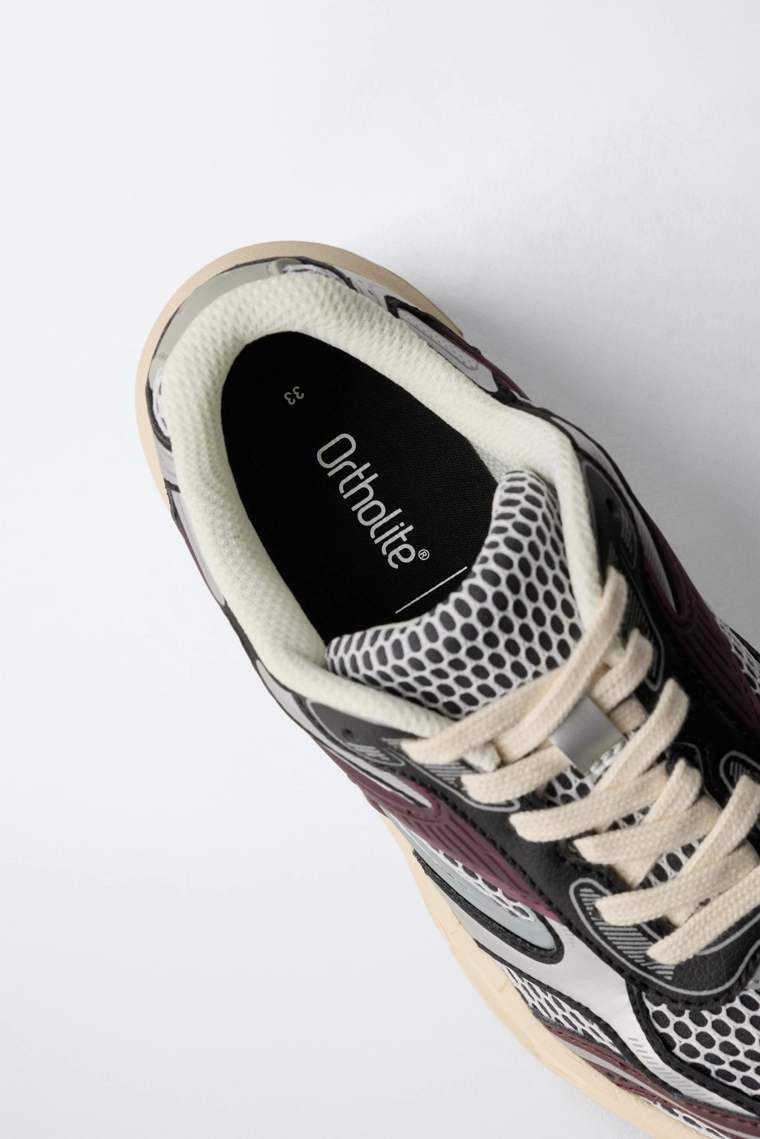 Спортивные кроссовки из сетчатого материала