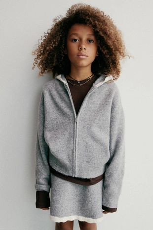 Вязаная куртка с капюшоном и кружевной отделкой- Заказать в России