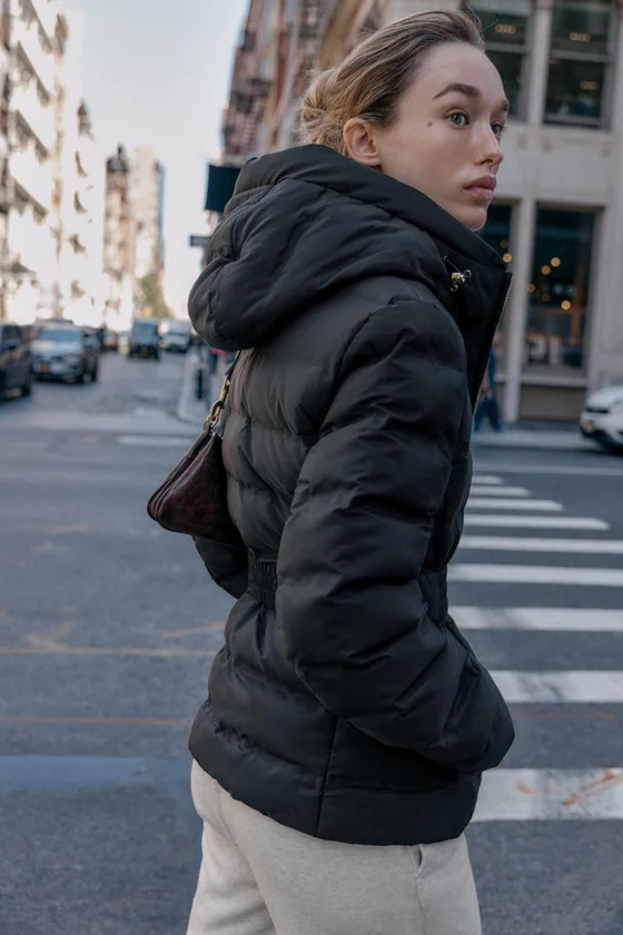 КОРОТКИЙ ПРИТАЛЕННЫЙ АНОРАК  WINDPROOF