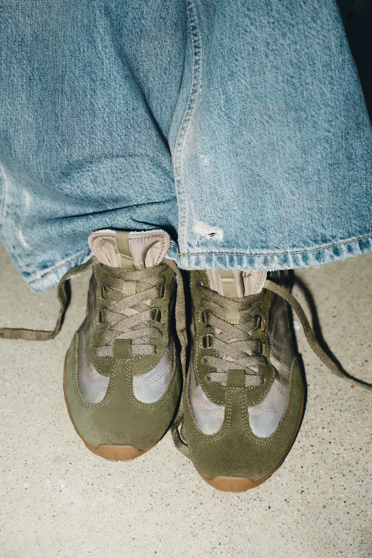 Кроссовки для бега в контрастном исполнении