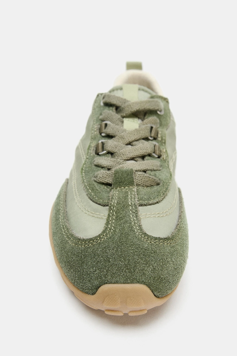 Кроссовки для бега в контрастном исполнении